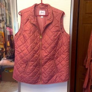 Quilted vest🌸❣️🌹🌺⚡️🎆Host Pick!